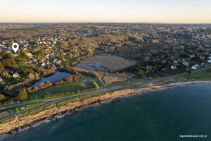 Vue de la maison en location à Trébeurden depuis la plage de Goas Treiz