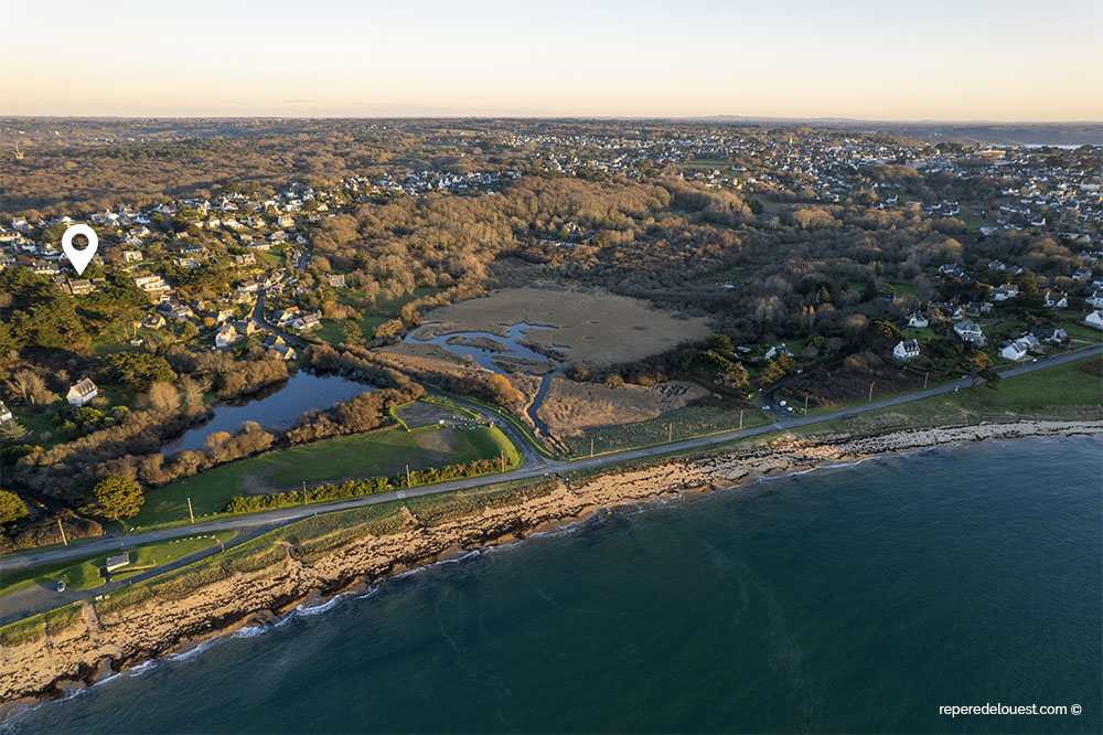 Vue de la maison en location à Trébeurden depuis la plage de Goas Treiz