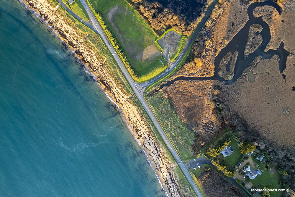 Vue au-dessus de la plage de Goas Treiz et du Marais du Quellen à Trébeurden